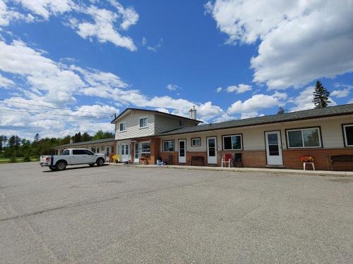 Nipigon Hotel | Budget-Friendly Stay at Town and Country Motel for Families