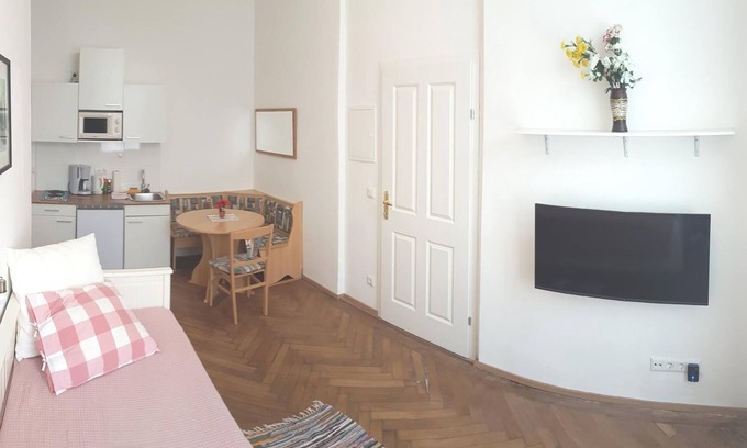 Roßau Apartment | Pet-Friendly Town Apartment Pramergasse with Two Bedrooms