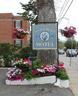 Falmouth Hotel | Family-Friendly Retreat at Town & Beach Motel Awaits