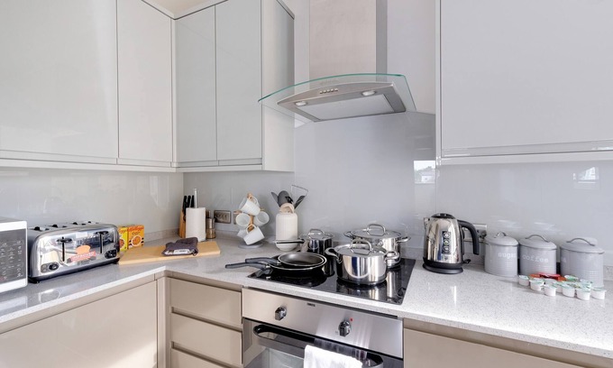 Berrylands Apartment | Inviting Town Center 2-Bed Apartment with Parking & Breakfast