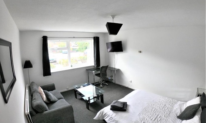 Basingstoke Apartment | Inviting Town Centre Studio Flat - Family-Friendly Stay!