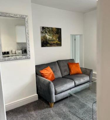 Merthyr Tydfil Apartment | Highly Rated Town Centre Studio Flat for Memorable Stays