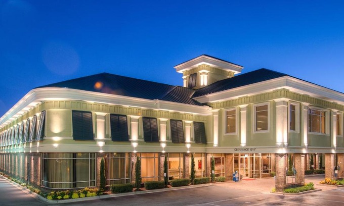 West Ashley Hotel | Discover Comfort at Town & Country Inn and Suites