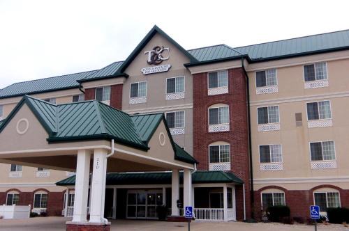 Quincy Hotel | Comfortable Stay at Town & Country Inn with Pool and Breakfast
