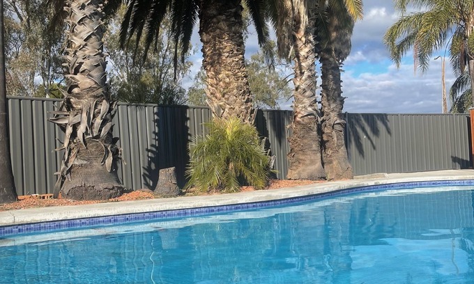 Forbes Hotel | Family-Friendly Retreat at Town & Country Motor Inn Forbes