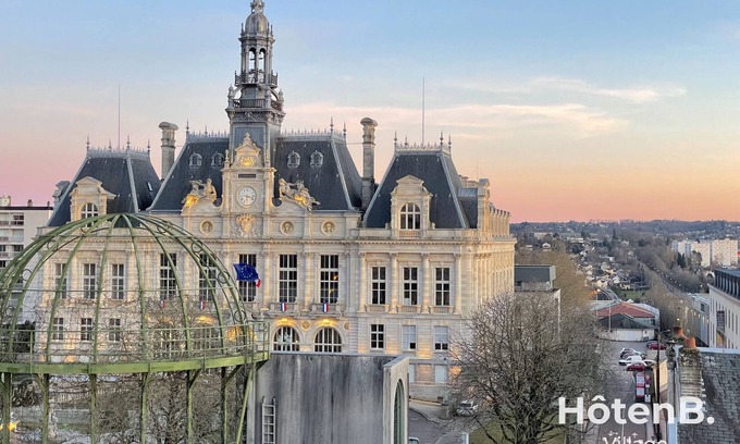 Limoges Apartment | Experience Town Hall Studio in Limoges' Heart - 10/10 Rated