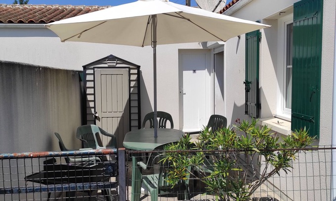 Saint-Pierre-d'Oleron House | Inviting Town House with Ocean Views in St Pierre d'Oleron