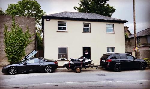 Cashel House | Charming Town Villa with Garden & BBQ Area for 6 Guests
