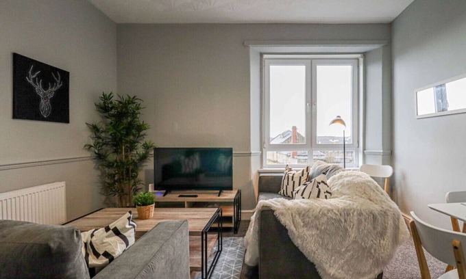 Dumbarton Apartment | Modern 2 Bedroom Townend Apartment Near Loch Lomond