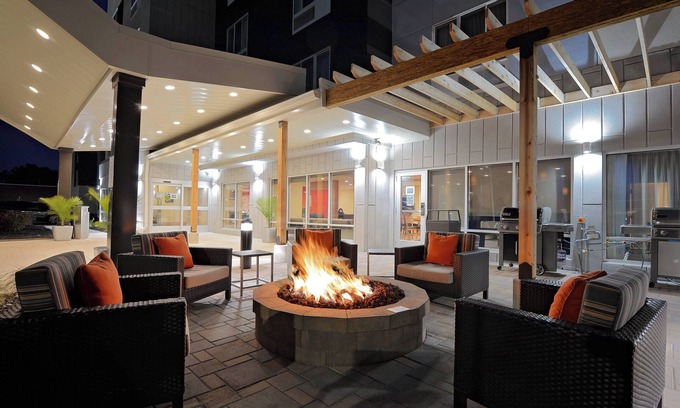 Allen Park Hotel | Comfortable TownePlace Suites Detroit with Pool & Breakfast