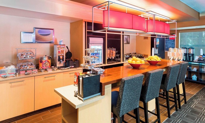 Town Center Hotel | Modern Towneplace Suites by Marriott Kennesaw with Pool & Spa
