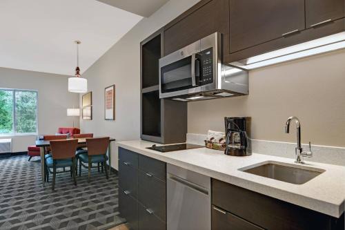 Lima Hotel | Pet-Friendly Escapes at TownePlace Suites by Marriott Lima
