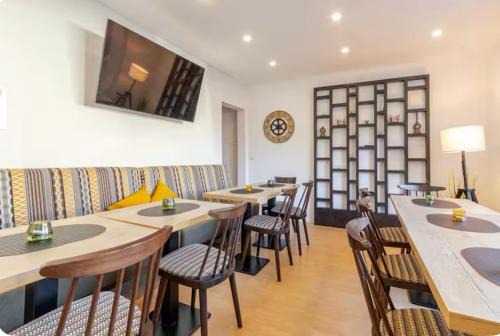 Rhens House | Townhaus: 8 Bedrooms with Sauna & Hot Tub Retreat
