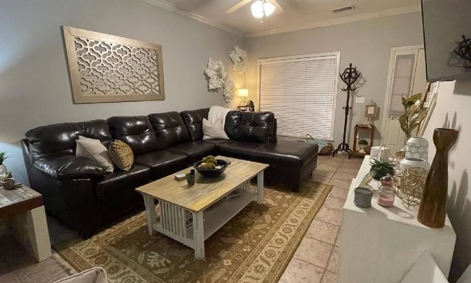 Oxford House | Ideal Townhome: 2 Bedrooms, Close to Campus with Breakfast