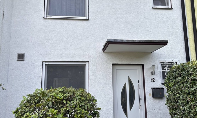 Heusenstamm House | Family-Friendly Townhome with Kitchen & Breakfast Included
