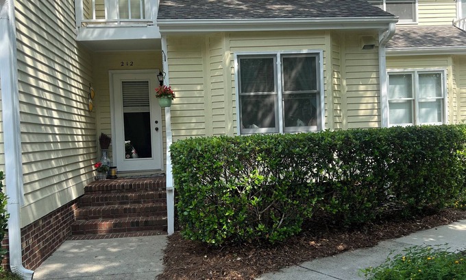 Wilmington House | Tranquil Townhome Near Wrightsville Beach with Pool Access