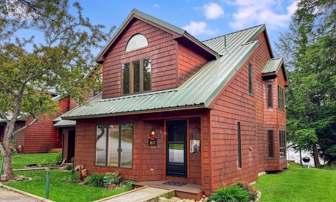 Inlet House | Family-Friendly Townhome L1 Near 4th Lake with Pool