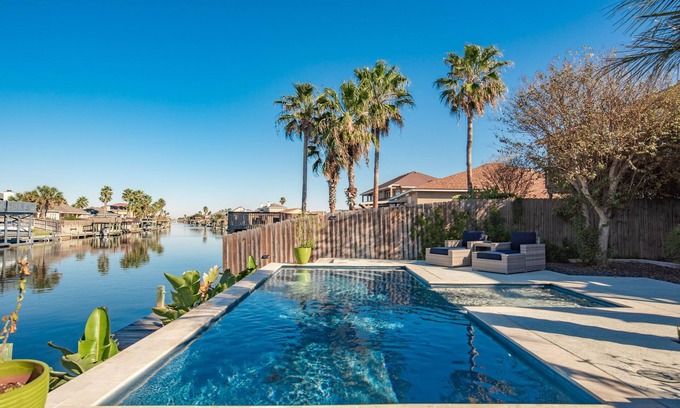 Corpus Christi House | Experience KingBEDS On The Water: 10/10 Family Retreat