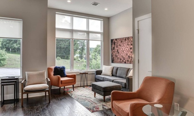 East End - Valley Street Apartment | Elegant Downtown Townhome with Family-Friendly Amenities