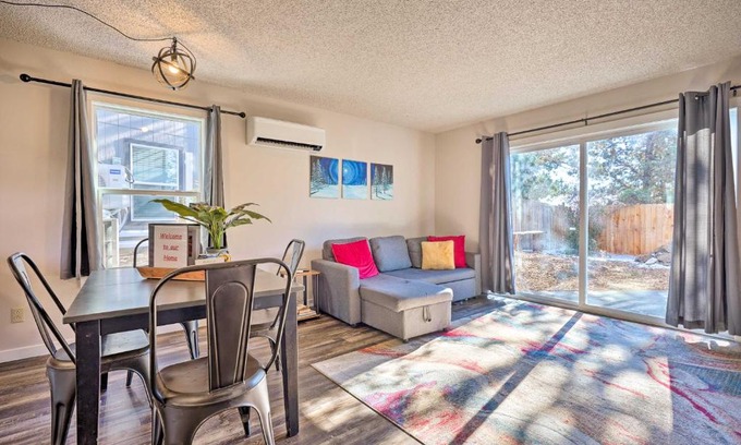 Mountain View District House | Inviting Townhome with Putting Green near Old Mill Getaway