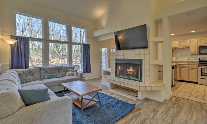 Lake Harmony House | Relaxing Townhome Near Big Boulder with Resort Amenities