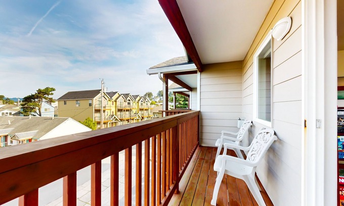 Lincoln City House | Inviting Townhome Steps from the Beach with Balconies