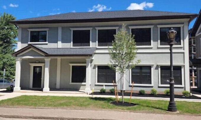 Downtown Niagara Falls House | Elegant Townhomes at the Falls - Family-Friendly Retreat