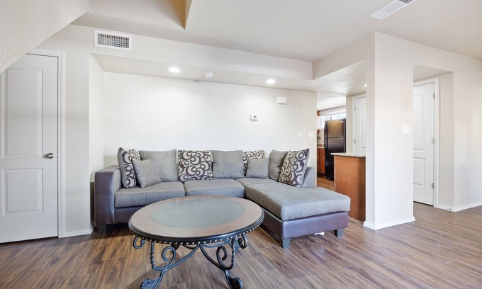 Fort Smith House | Cozy Townhouse: 1 Bed, Kitchen & Pet-Friendly Stay