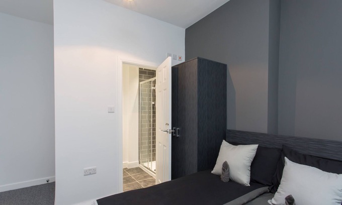 Crewe House | Cozy Townhouse @ 101 Catherine Street Crewe with Kitchen