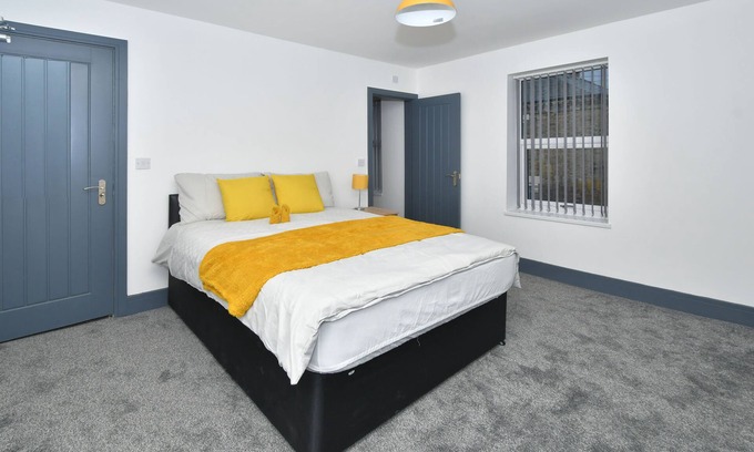 Hanley House | Spacious 6 Bedroom Townhouse @ 24 Brunswick Place with Kitchen
