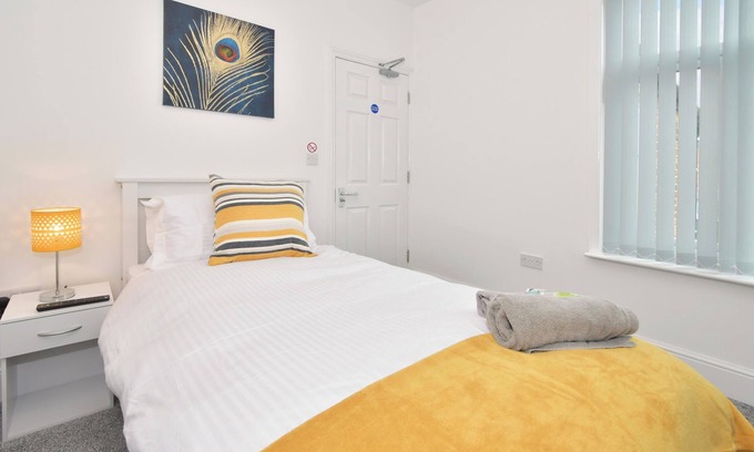 Crewe House | Cozy Townhouse @ 86 Brooklyn Street Crewe with Kitchen Access