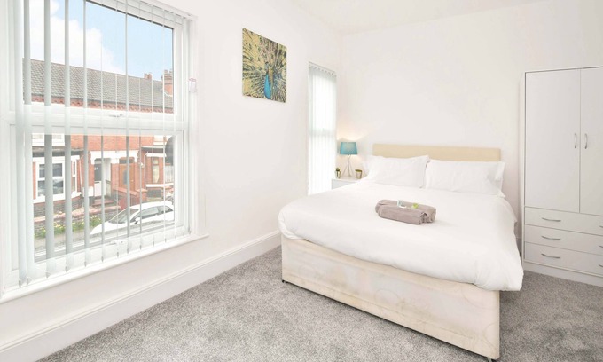 Crewe House | Stylish Townhouse @ 86 Brooklyn Street Crewe with Kitchen
