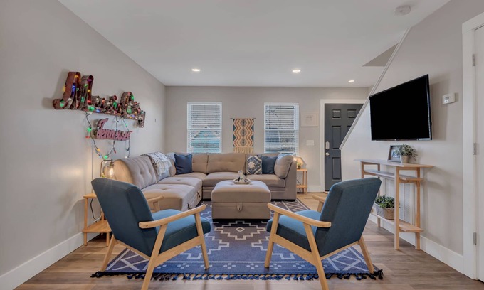 Midtown House | Prime Location: Townhouse Near Vanderbilt & Belmont