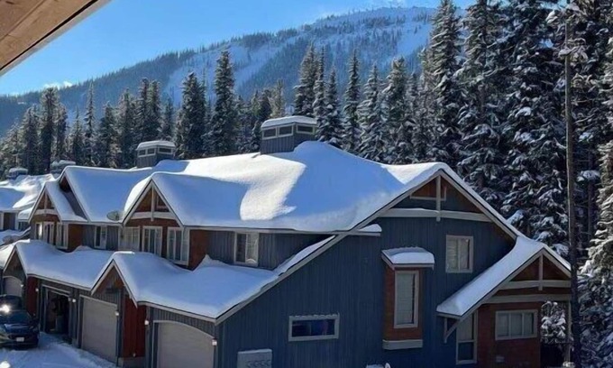 Okanagan-Similkameen Hotel | Ideal Townhouse with Spa Near the Skating Loop