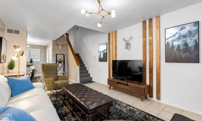 College Station House | Cozy Townhouse Near Texas A&M with Pool & Hot Tub
