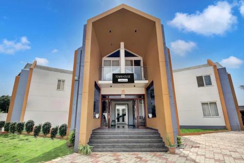 Kyarkoppa Hotel | Townhouse IIT Dharwad