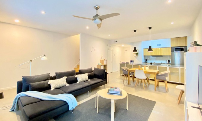 Sharpstown House | Central Townhouse in Vibrant Westchase District