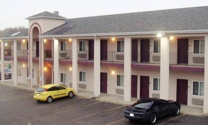 West Omaha Hotel | Budget-Friendly Stay at Townhouse Inn & Suites with Breakfast