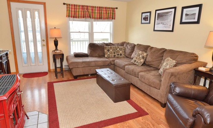 Center Conway House | Townhouse on Saco River w 2 Kayaks, Minutes from N. Conway, NH