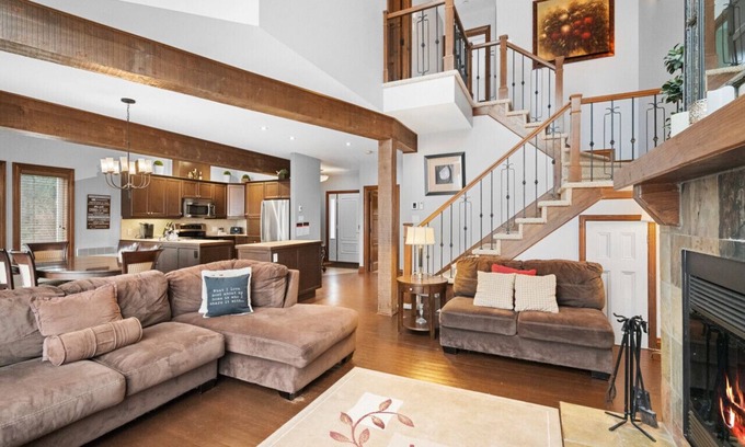 Mont-Tremblant House | Elegant Townhouse on Golf La Bête - 10 Min to Tremblant