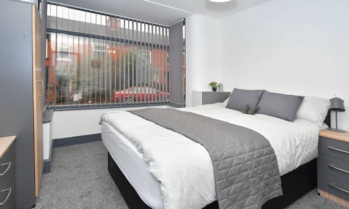 Stoke-on-Trent House | Townhouse @ Princes Road Stoke - Superior Double Ensuite With TV