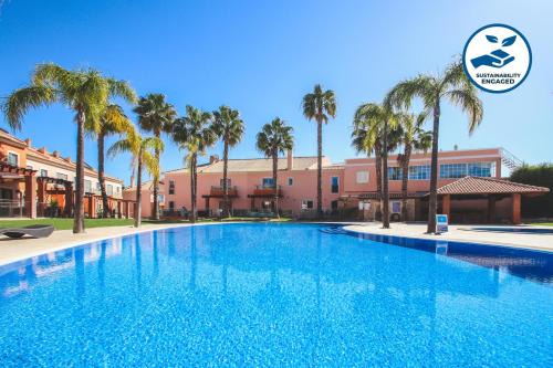 Vale de Santa Maria Villa | Idyllic Townhouse Sunny Palms with Oceanfront Pool Access
