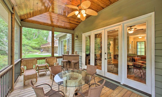 Townville House | Discover Townville Lakefront Cottage with Private Dock