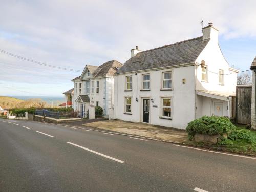 New Quay House | Experience Towyn Hall: Family & Pet-Friendly Retreat