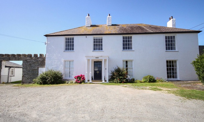 Trearddur Bay Cottage | Discover TOWYN LODGE: Family-Friendly Retreat in Trearddur Bay