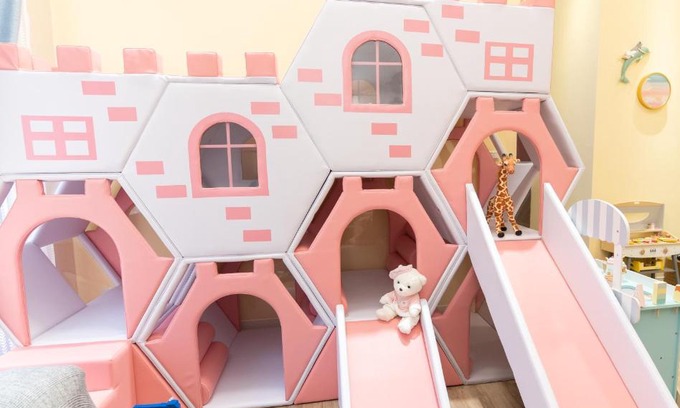 Annan District Apartment | Enchanting Toy Castle for Family Fun and Pet-Friendly Stays