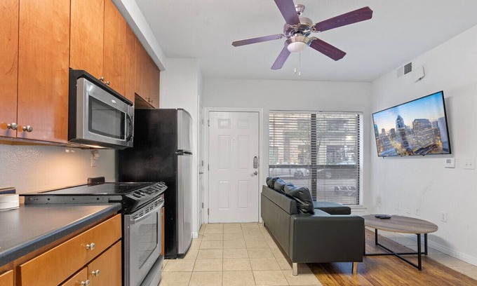 Pemberton Heights Apartment | TP 107 Luckey · ATX Street Side Cozy Condo! GREAT location