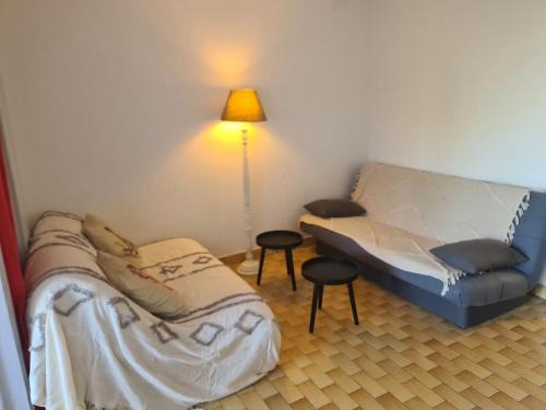Cap d'Agde Apartment | Charming Cabin Studio: Child-Friendly Retreat with High Ratings