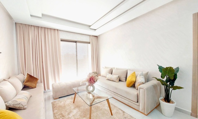 Haut Founty Apartment | Beautiful Apartment Steps from the Beach with Spa Access