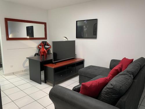 Orval Apartment | Cozy Apartment Near Train Station & Hospital - IMMOMMER